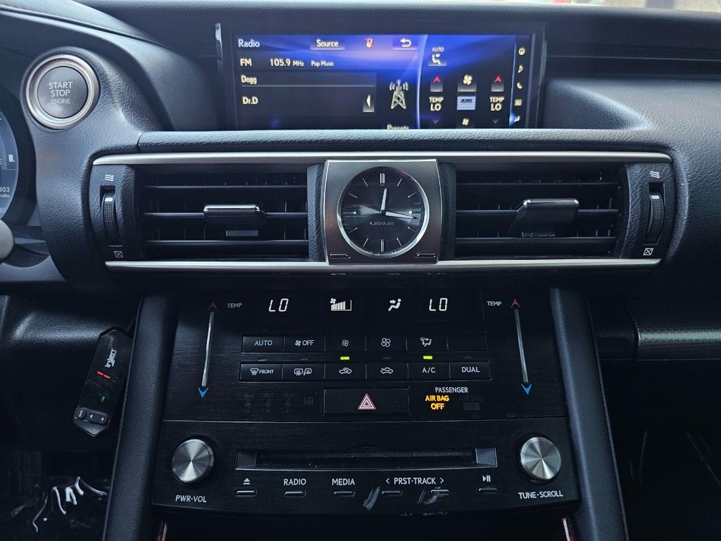 Lexus IS Vehicle Full-screen Gallery Image 30