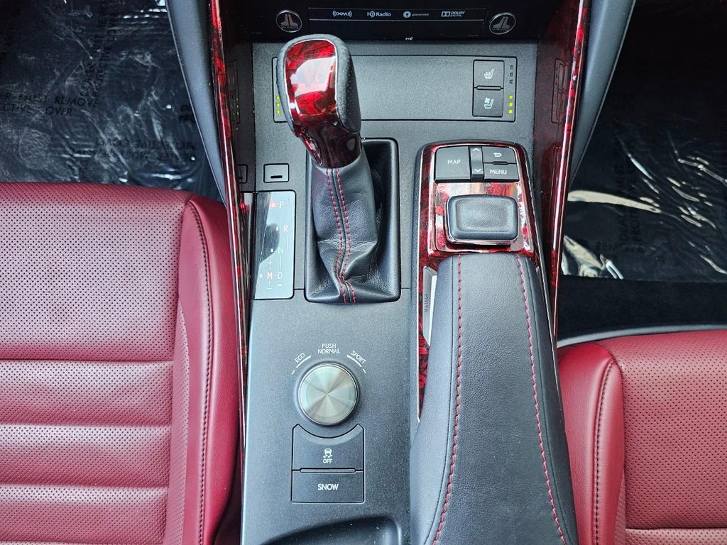 Lexus IS Vehicle Full-screen Gallery Image 31