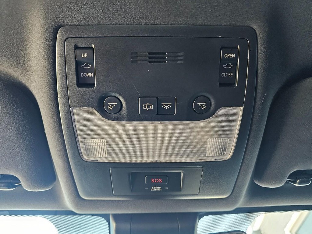 Lexus IS Vehicle Full-screen Gallery Image 32