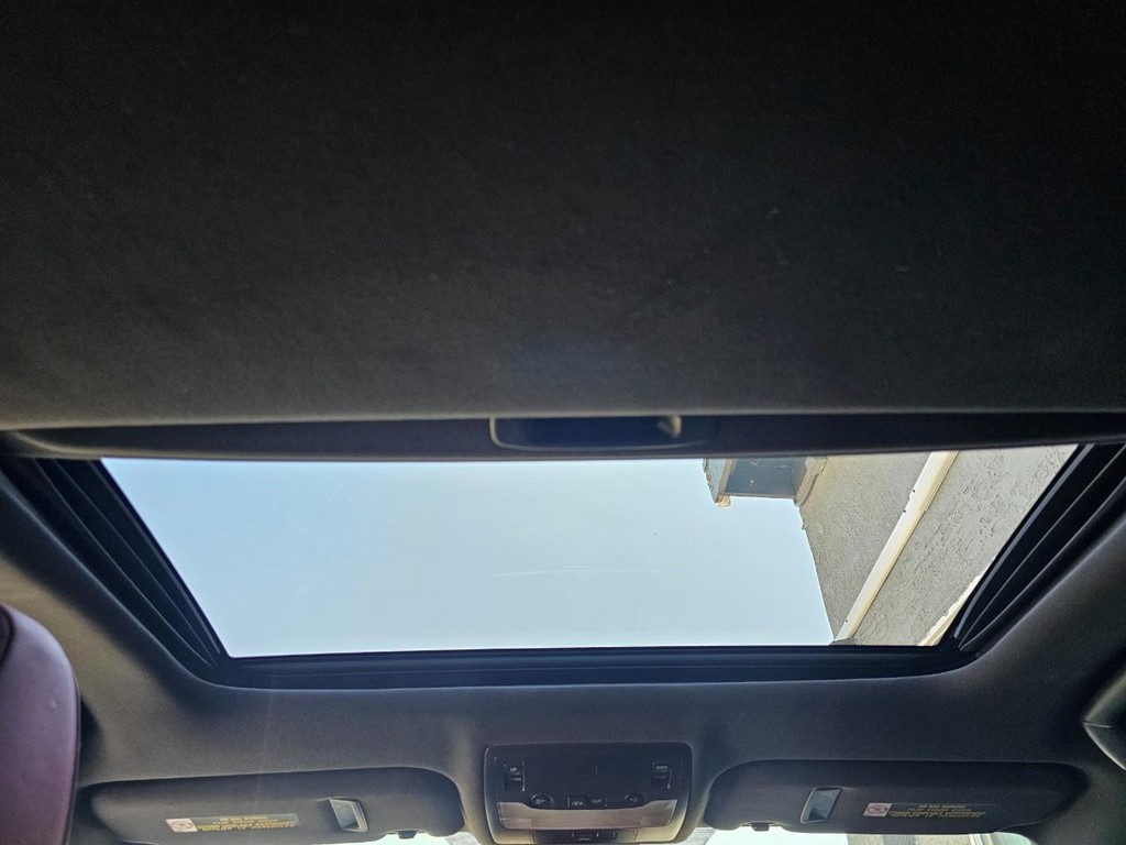 Lexus IS Vehicle Full-screen Gallery Image 33