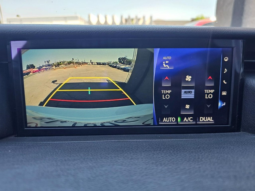 Lexus IS Vehicle Full-screen Gallery Image 34