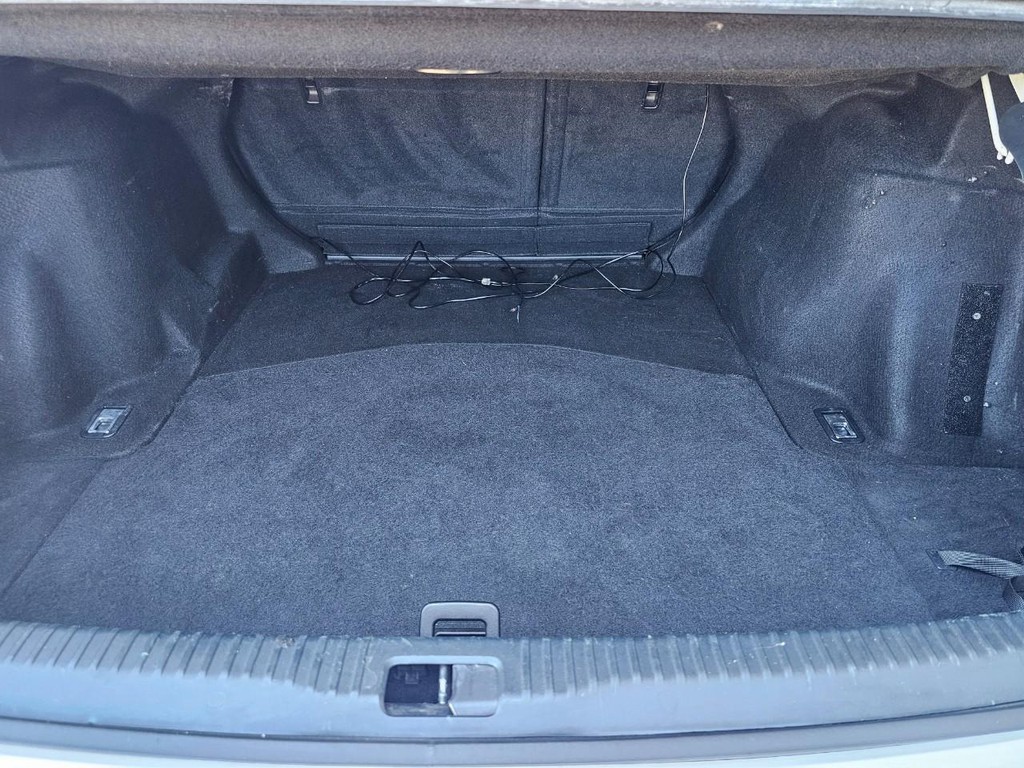 Lexus IS Vehicle Full-screen Gallery Image 35