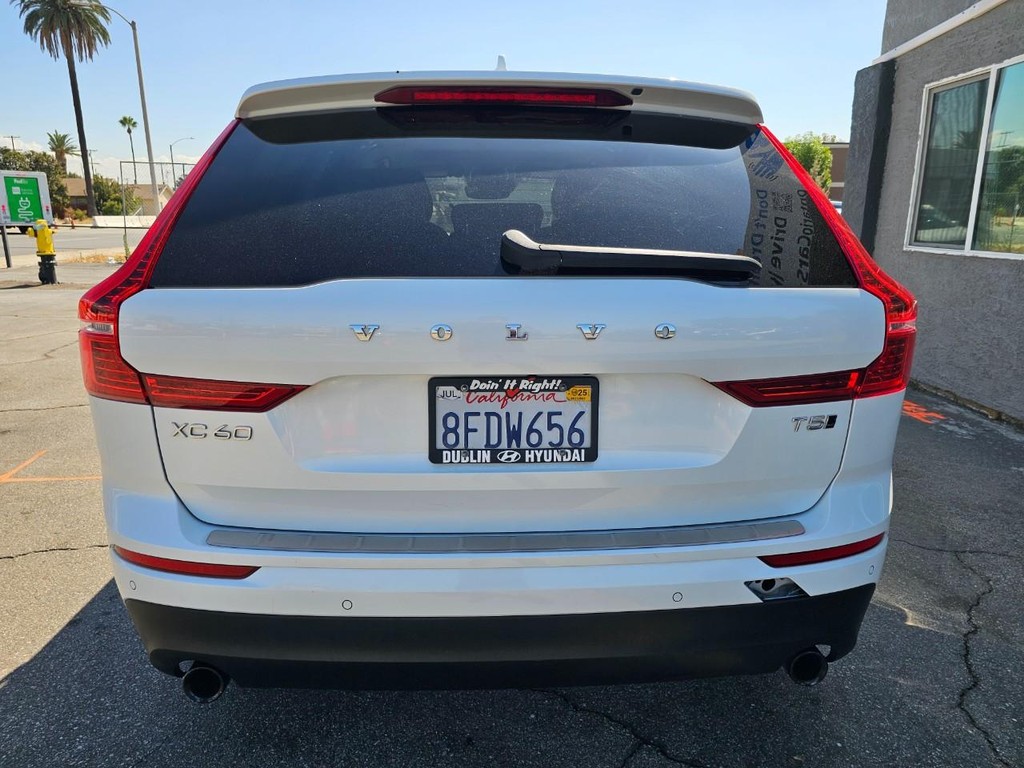 Volvo XC60 Vehicle Full-screen Gallery Image 05