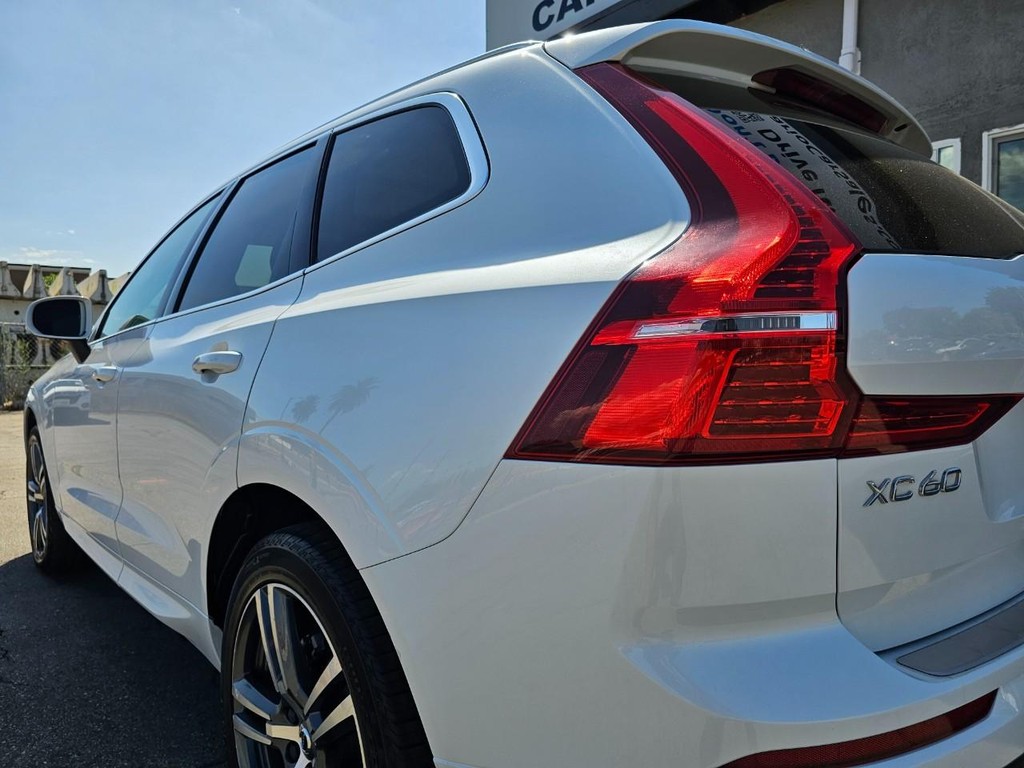 Volvo XC60 Vehicle Full-screen Gallery Image 12