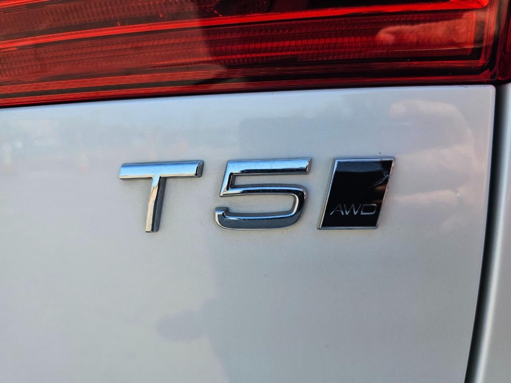 Volvo XC60 Vehicle Full-screen Gallery Image 14