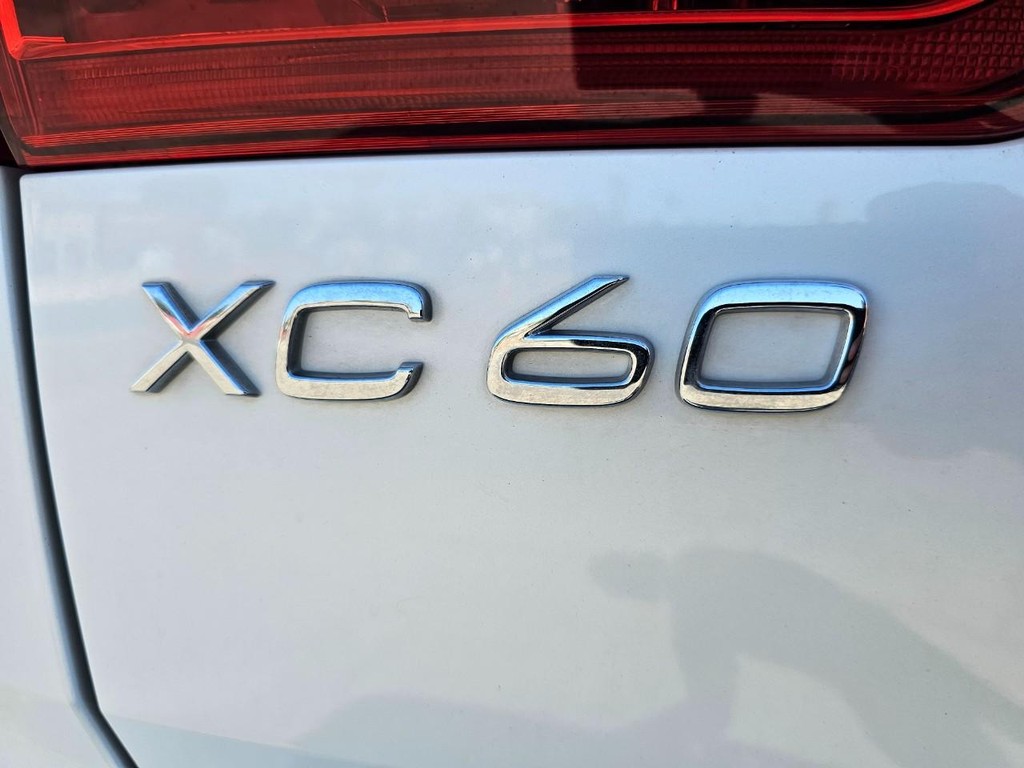Volvo XC60 Vehicle Full-screen Gallery Image 15