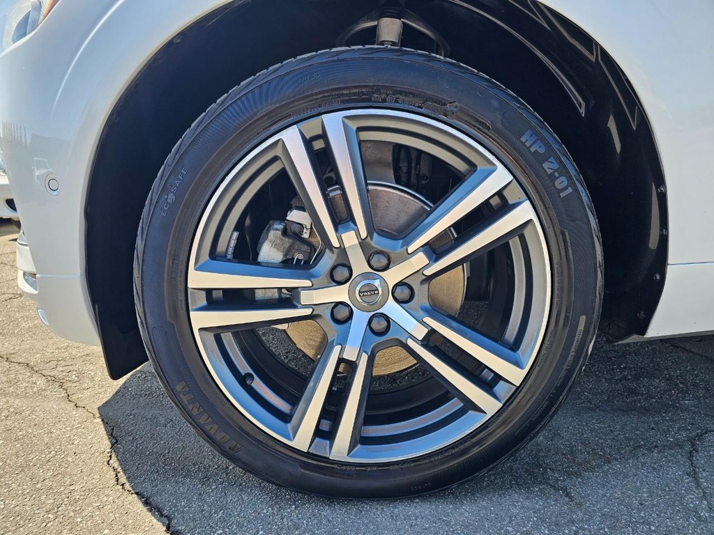 Volvo XC60 Vehicle Full-screen Gallery Image 17