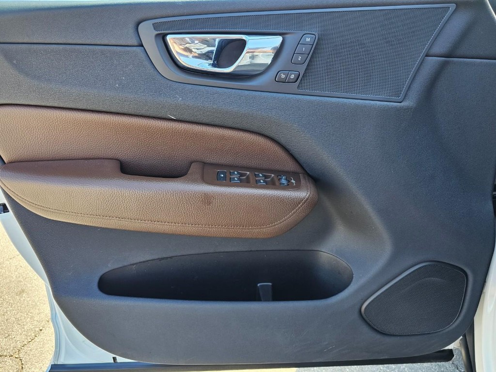 Volvo XC60 Vehicle Full-screen Gallery Image 19