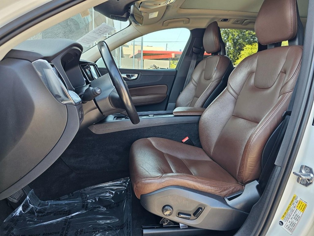 Volvo XC60 Vehicle Full-screen Gallery Image 20