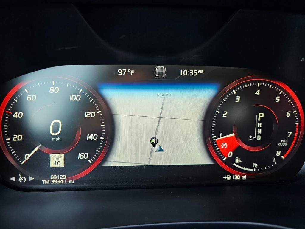 Volvo XC60 Vehicle Full-screen Gallery Image 24