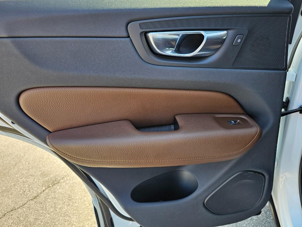 Volvo XC60 Vehicle Full-screen Gallery Image 26