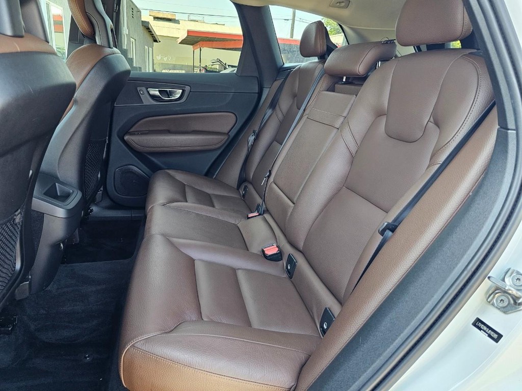 Volvo XC60 Vehicle Full-screen Gallery Image 27