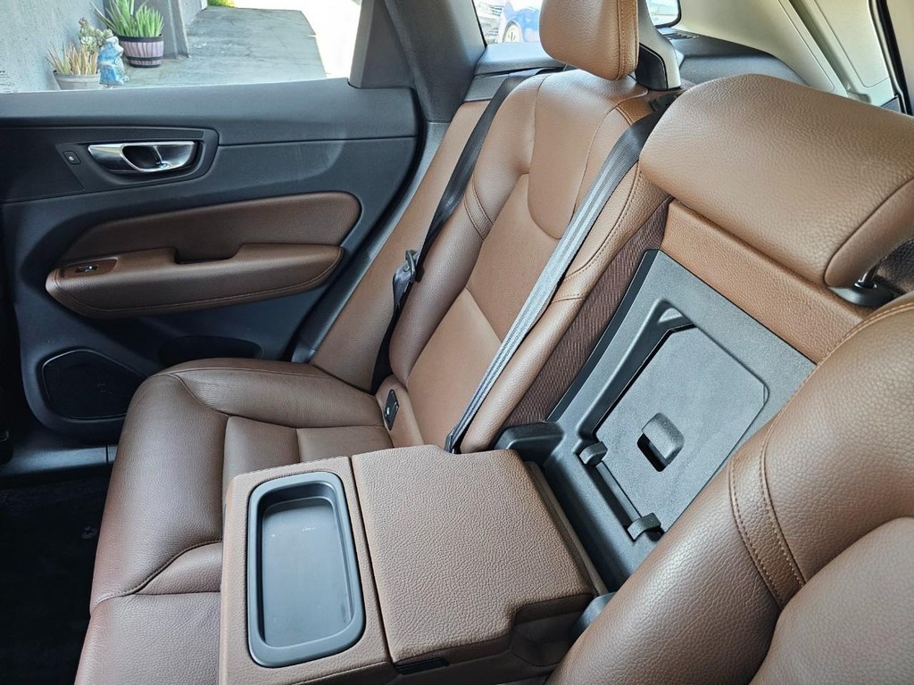 Volvo XC60 Vehicle Full-screen Gallery Image 28