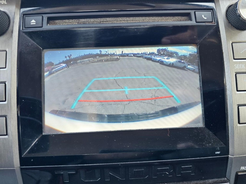 Toyota Tundra 2WD Truck Vehicle Full-screen Gallery Image 24