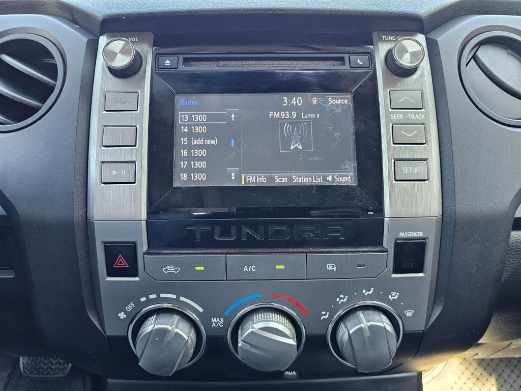 Toyota Tundra 2WD Truck Vehicle Full-screen Gallery Image 34