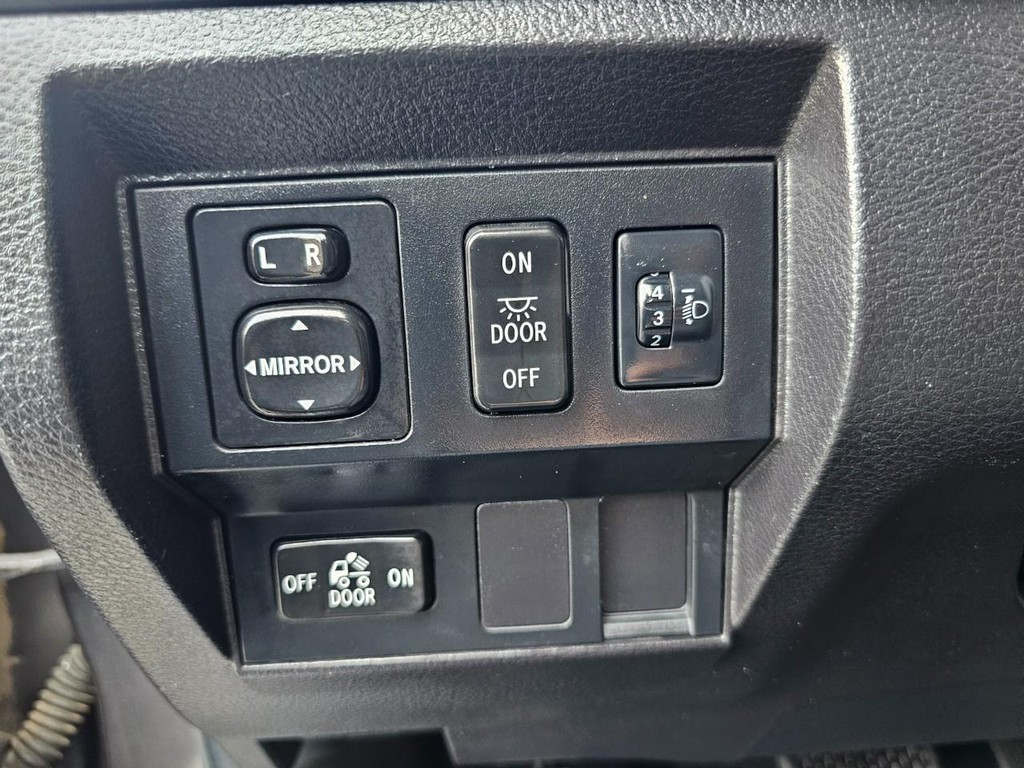 Toyota Tundra 4WD Truck Vehicle Full-screen Gallery Image 22