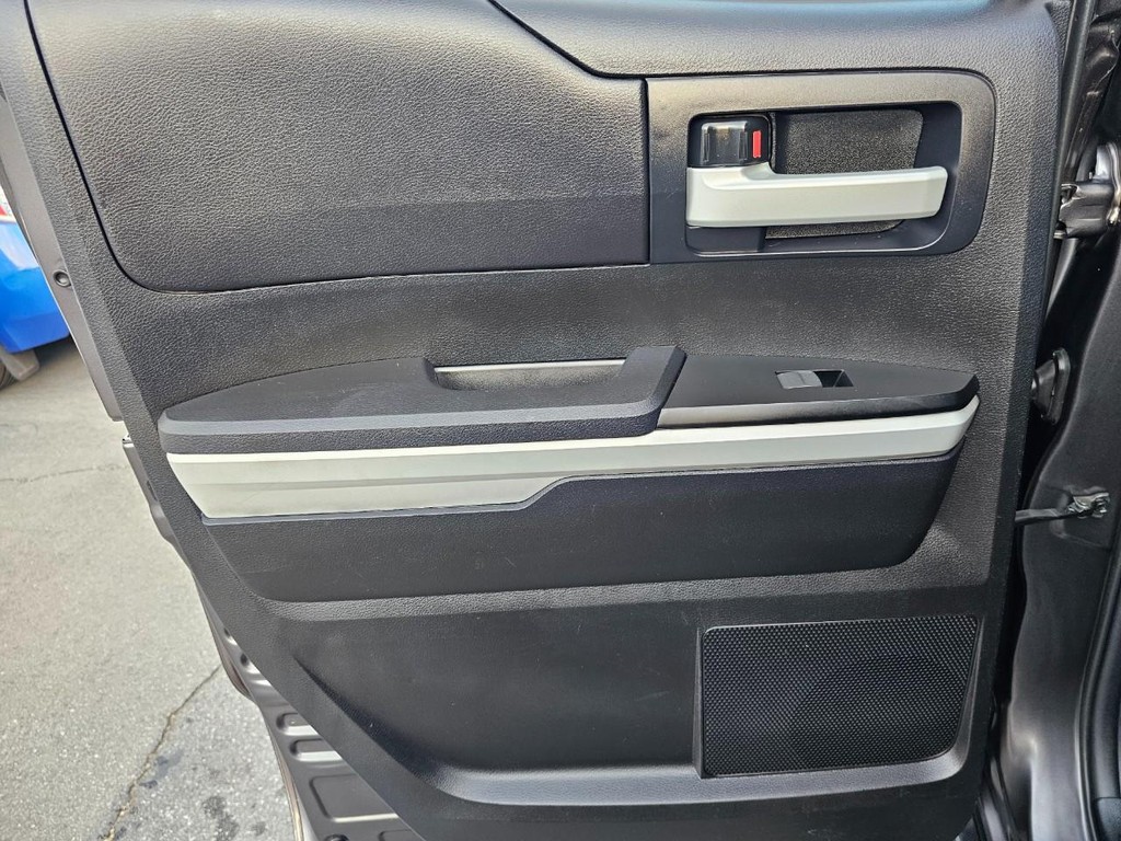 Toyota Tundra 4WD Truck Vehicle Full-screen Gallery Image 31