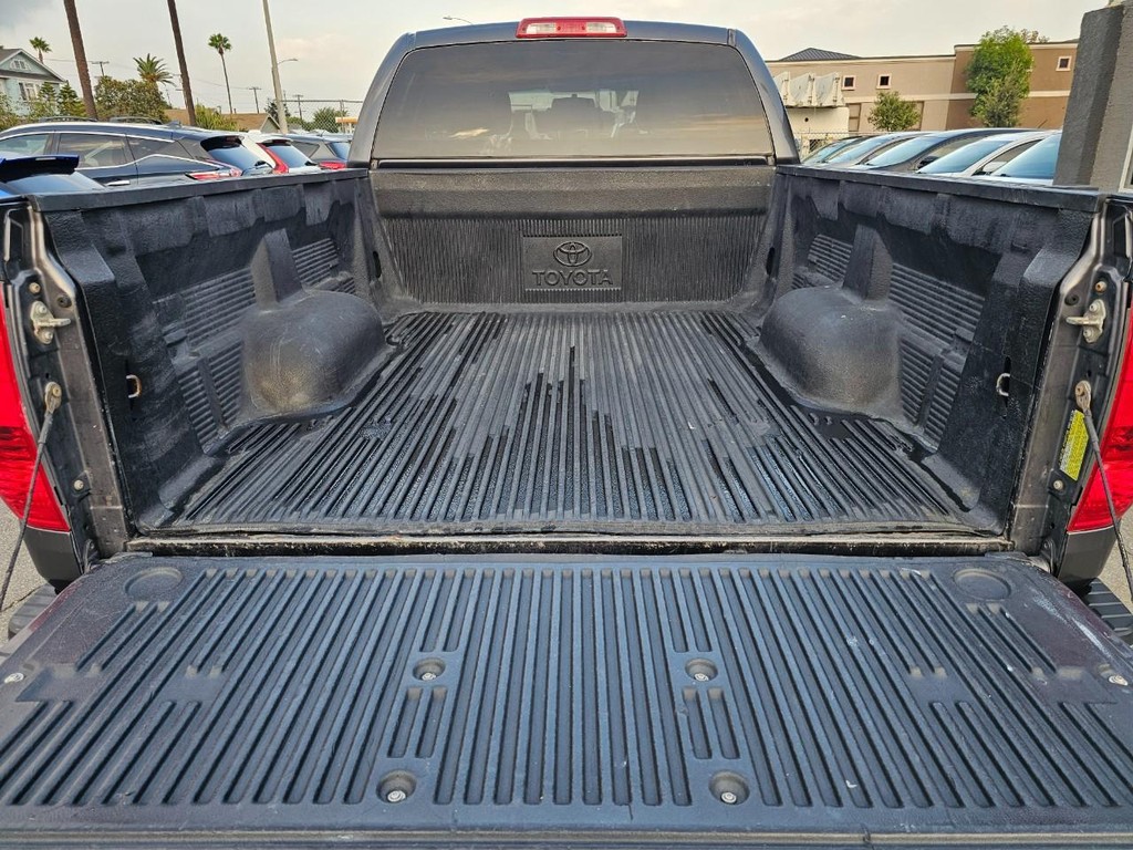 Toyota Tundra 4WD Truck Vehicle Full-screen Gallery Image 32