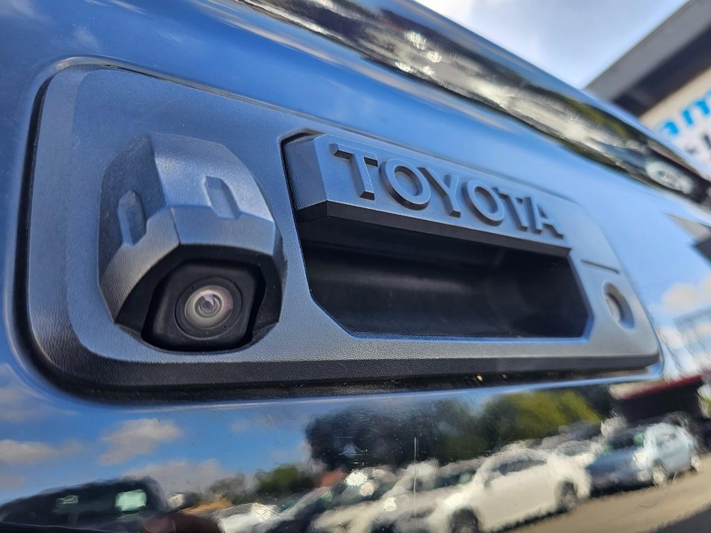 Toyota Tundra 2WD Truck Vehicle Full-screen Gallery Image 15