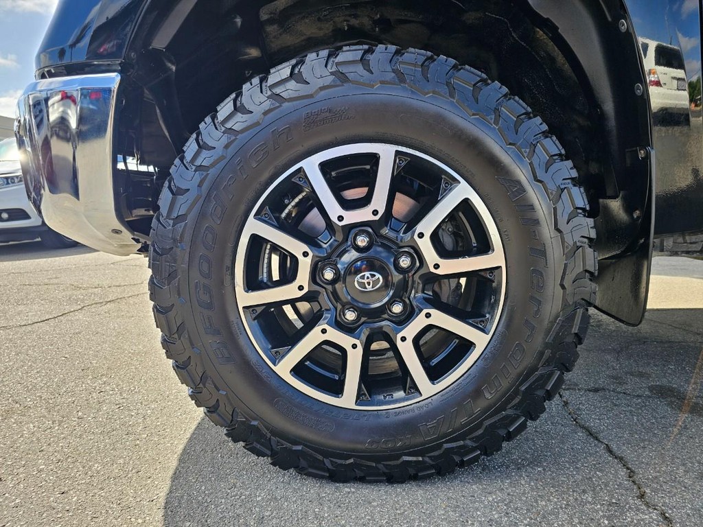 Toyota Tundra 2WD Truck Vehicle Full-screen Gallery Image 17