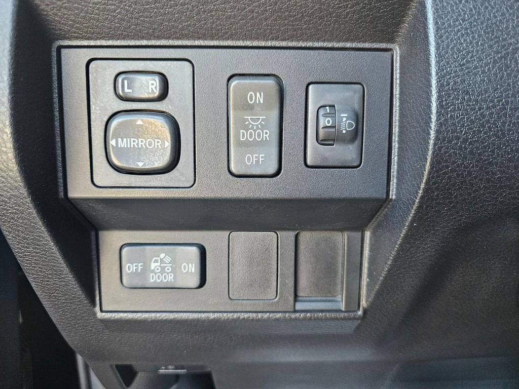 Toyota Tundra 2WD Truck Vehicle Full-screen Gallery Image 22