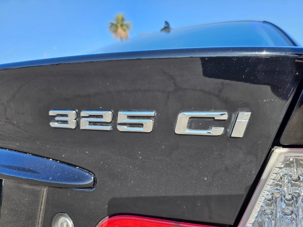 BMW 3 Series Vehicle Full-screen Gallery Image 14