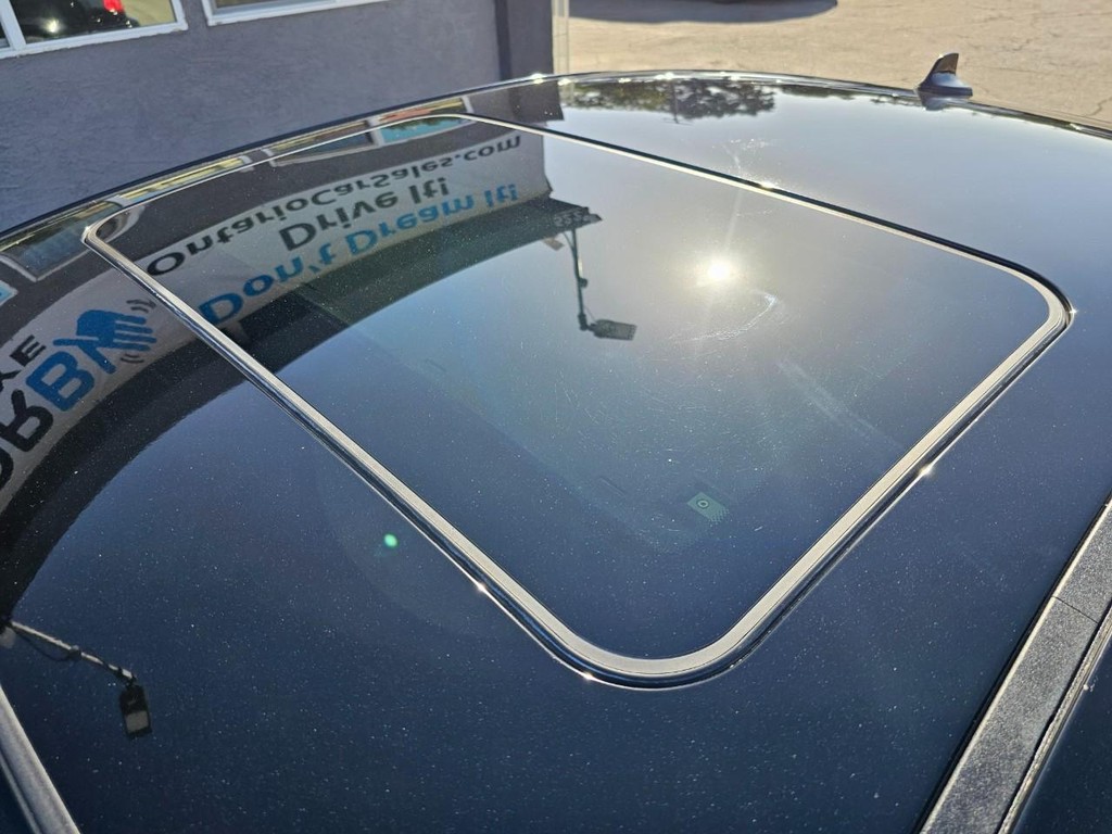 BMW 3 Series Vehicle Full-screen Gallery Image 15