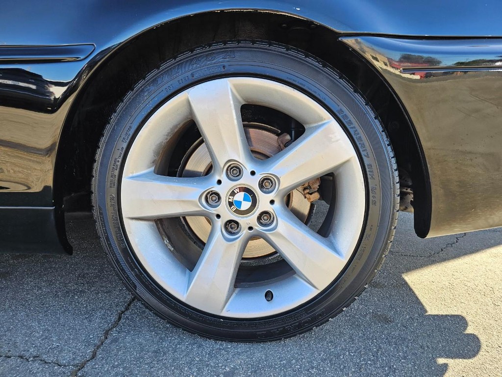 BMW 3 Series Vehicle Full-screen Gallery Image 16