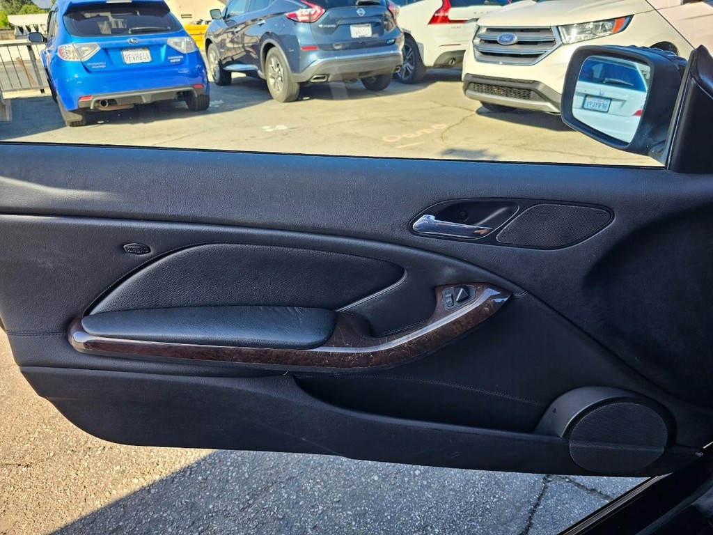 BMW 3 Series Vehicle Full-screen Gallery Image 17