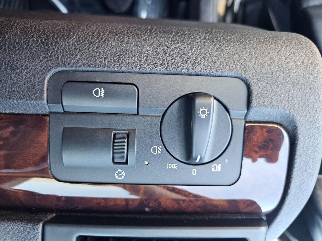 BMW 3 Series Vehicle Full-screen Gallery Image 19