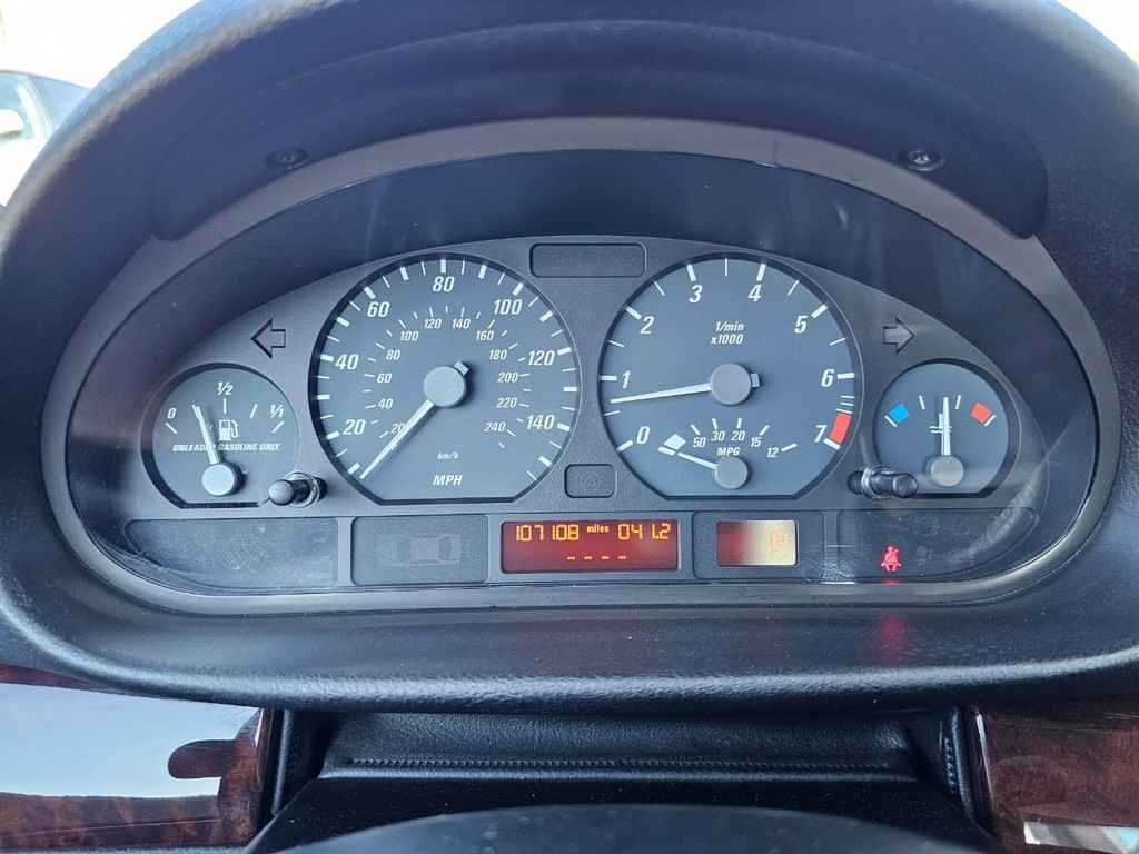 BMW 3 Series Vehicle Full-screen Gallery Image 22