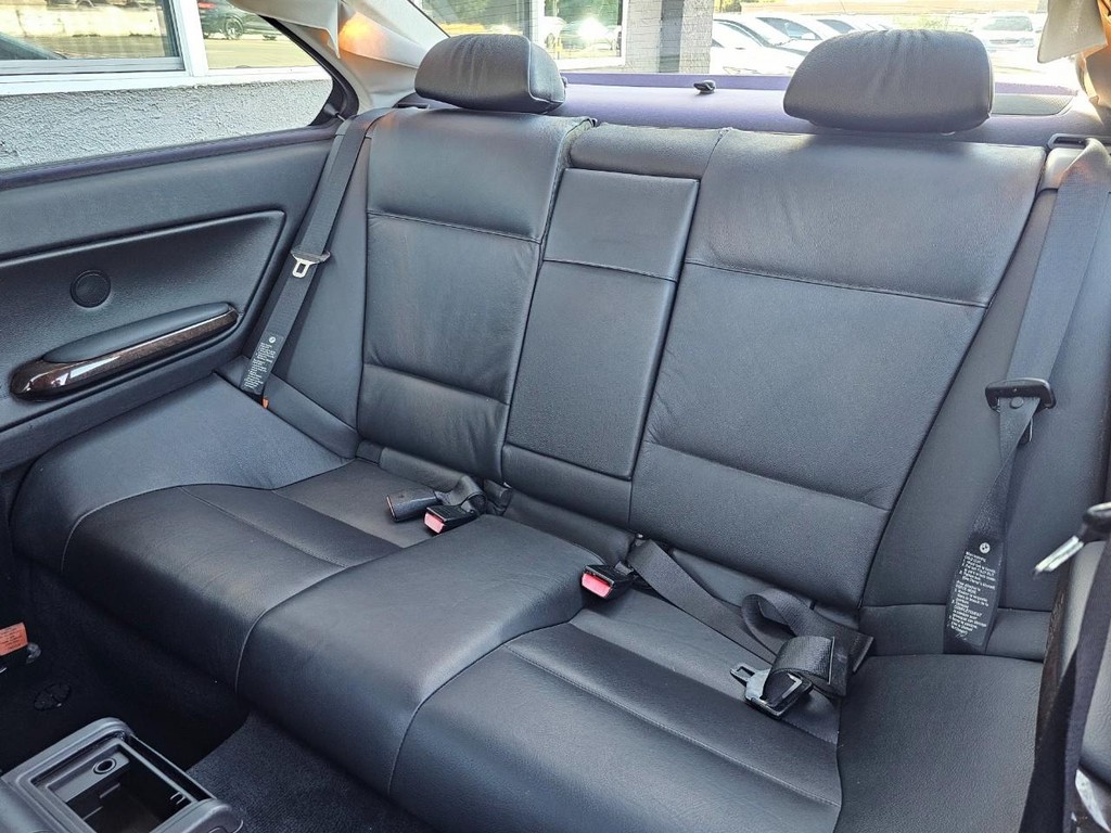 BMW 3 Series Vehicle Full-screen Gallery Image 23