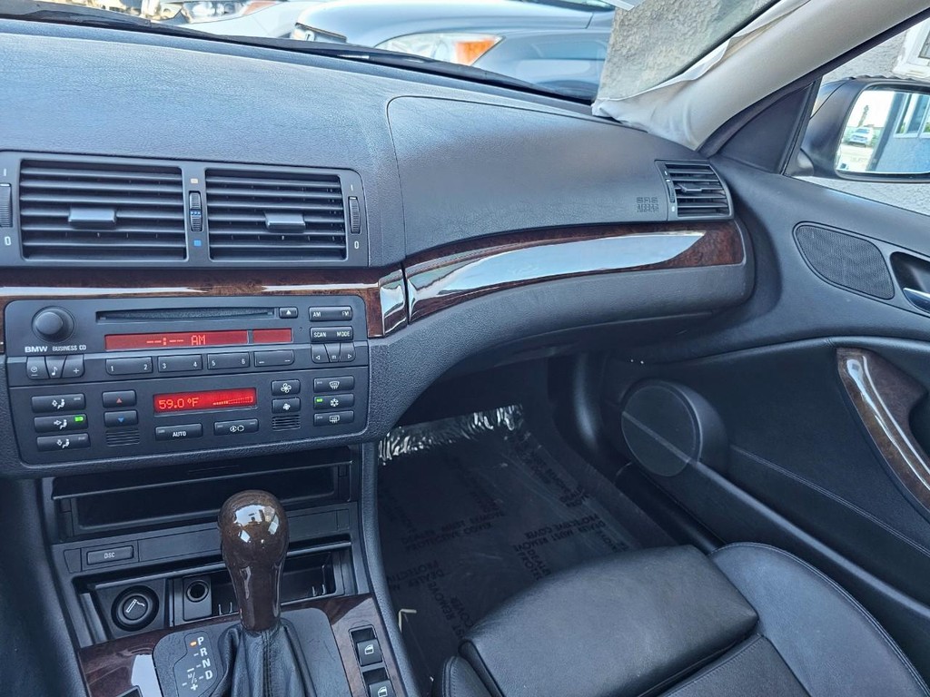 BMW 3 Series Vehicle Full-screen Gallery Image 28