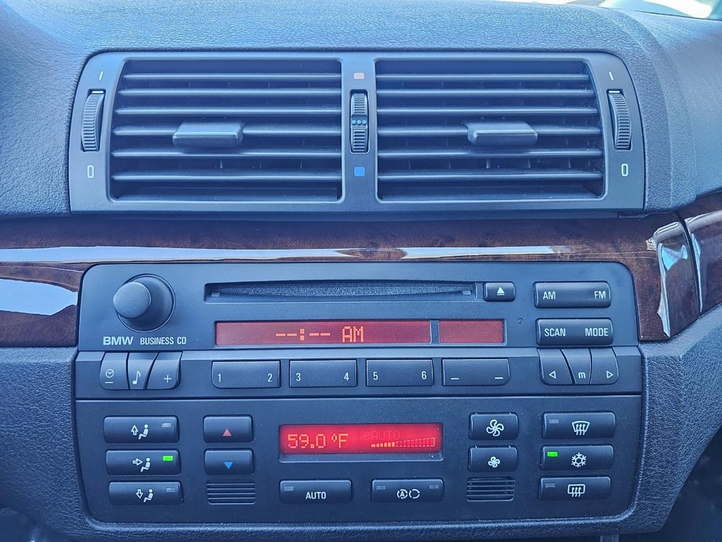 BMW 3 Series Vehicle Full-screen Gallery Image 29