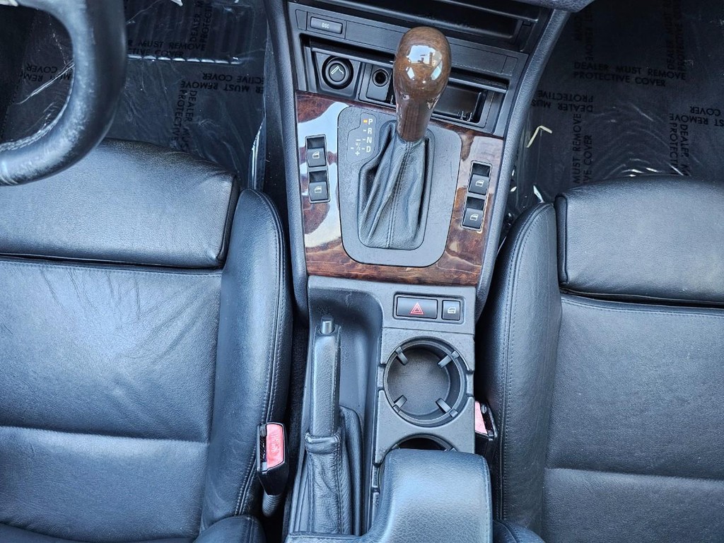 BMW 3 Series Vehicle Full-screen Gallery Image 30