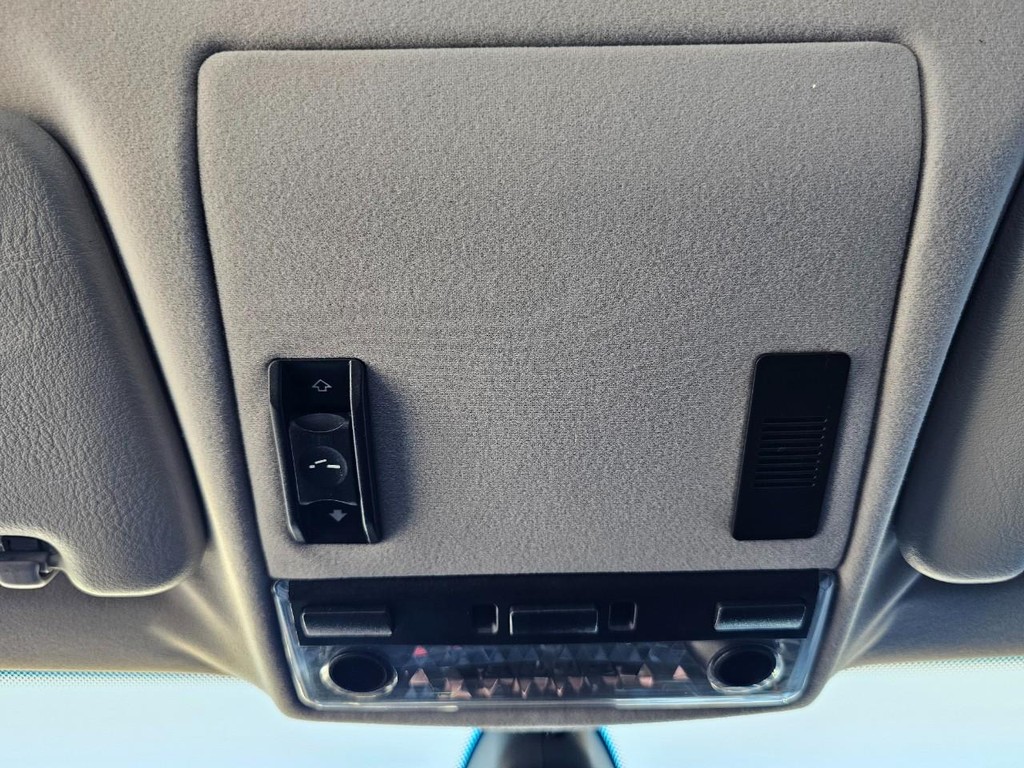 BMW 3 Series Vehicle Full-screen Gallery Image 32