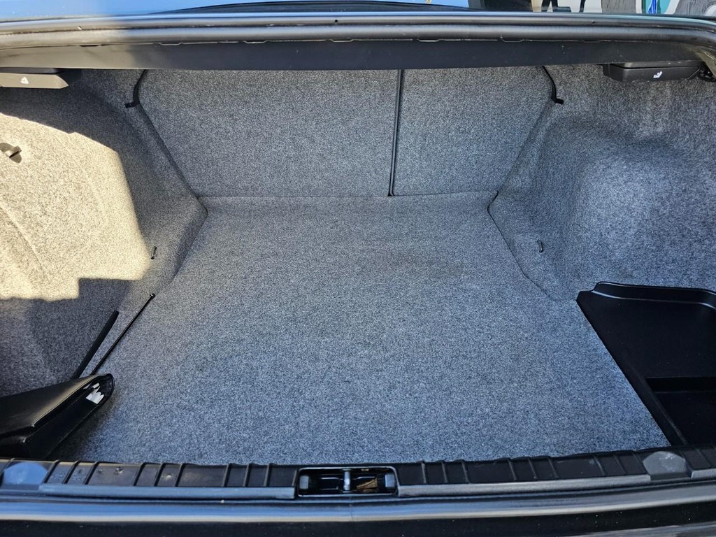 BMW 3 Series Vehicle Full-screen Gallery Image 33