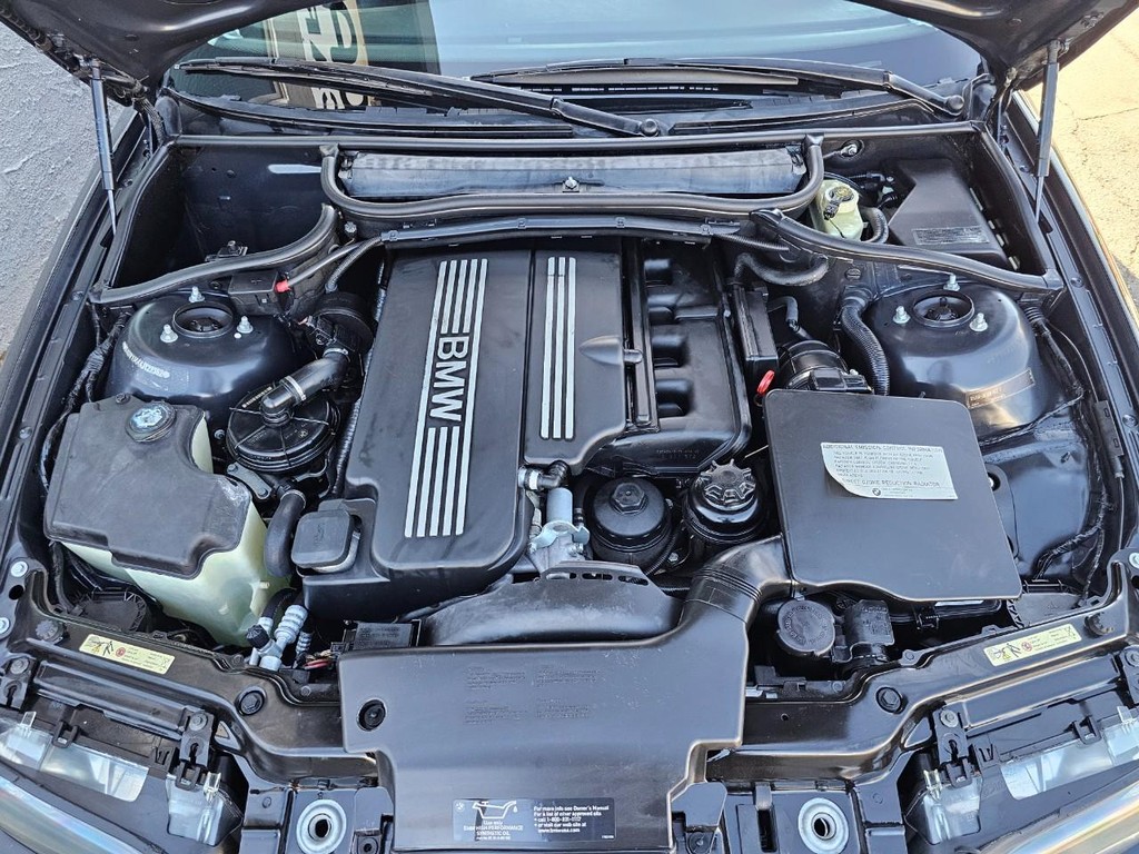 BMW 3 Series Vehicle Full-screen Gallery Image 34