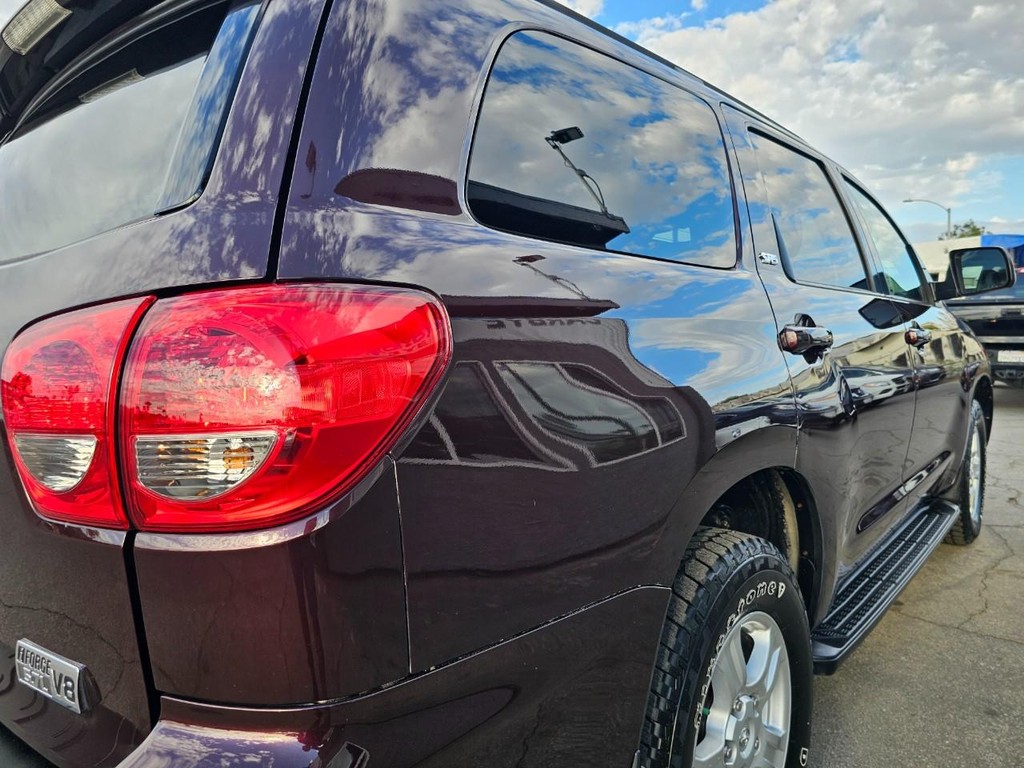 Toyota Sequoia Vehicle Full-screen Gallery Image 12