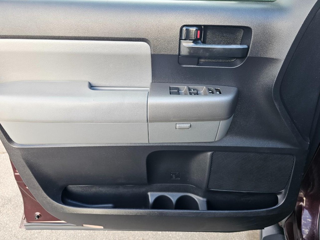 Toyota Sequoia Vehicle Full-screen Gallery Image 19