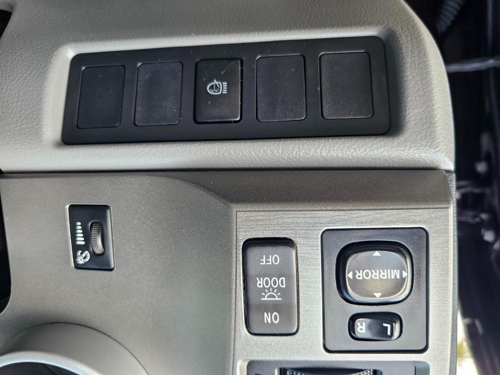 Toyota Sequoia Vehicle Full-screen Gallery Image 20