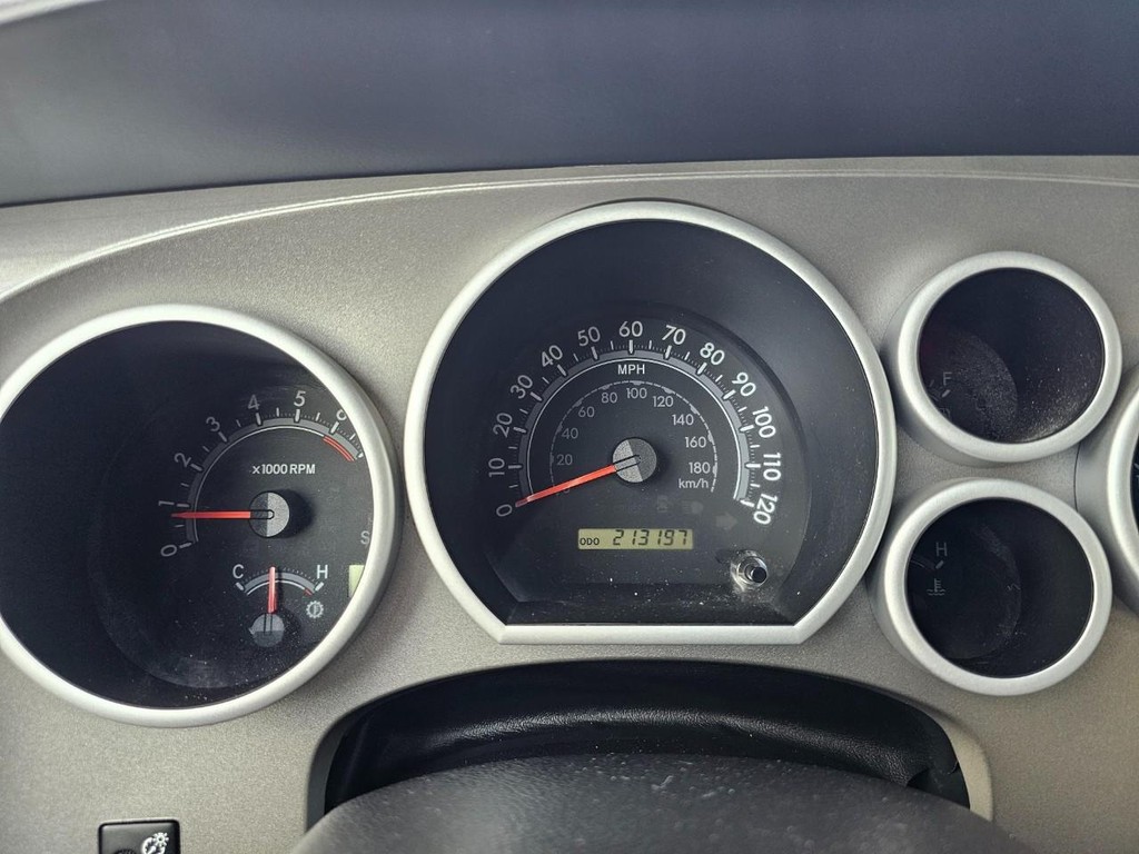 Toyota Sequoia Vehicle Full-screen Gallery Image 24