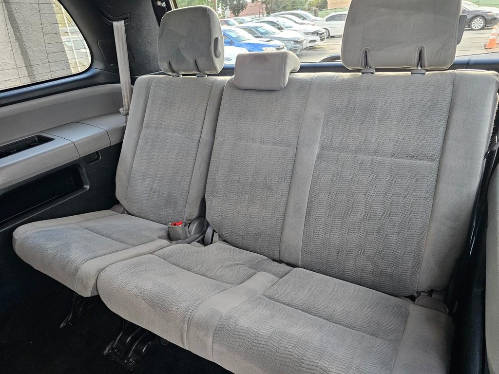 Toyota Sequoia Vehicle Full-screen Gallery Image 28