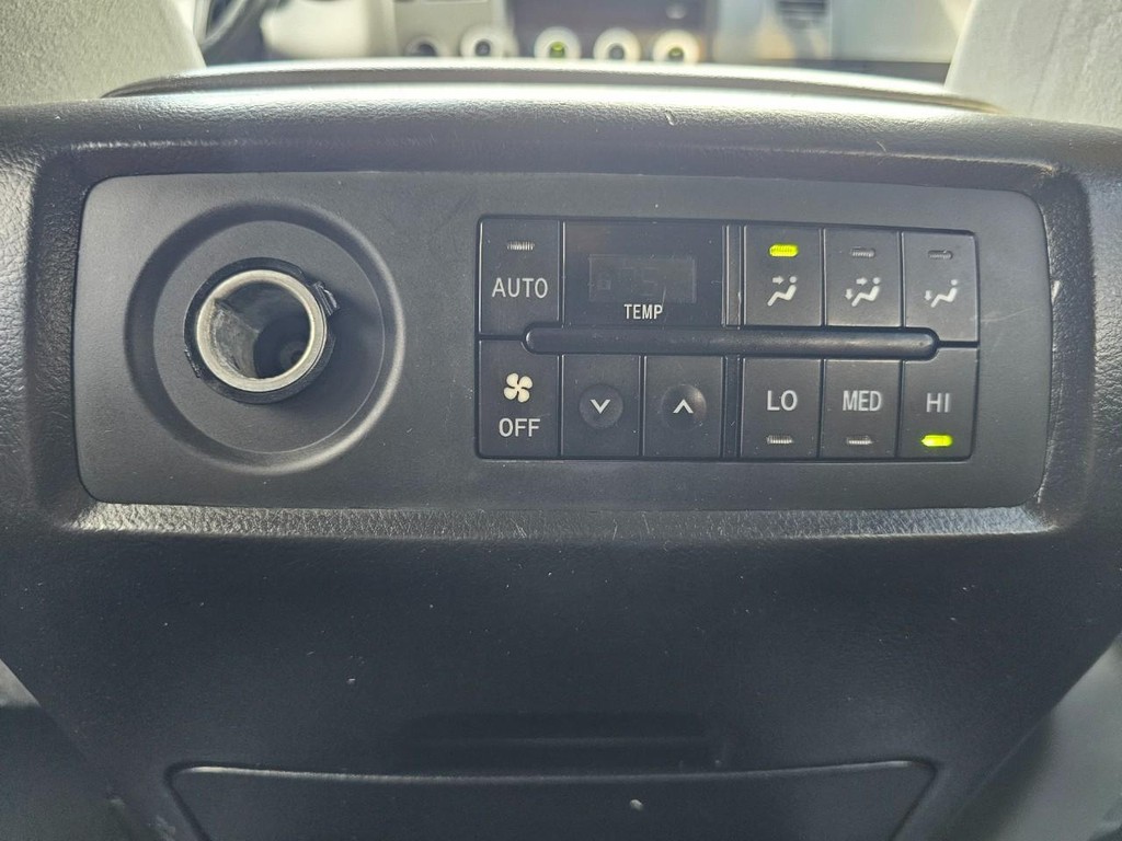 Toyota Sequoia Vehicle Full-screen Gallery Image 29