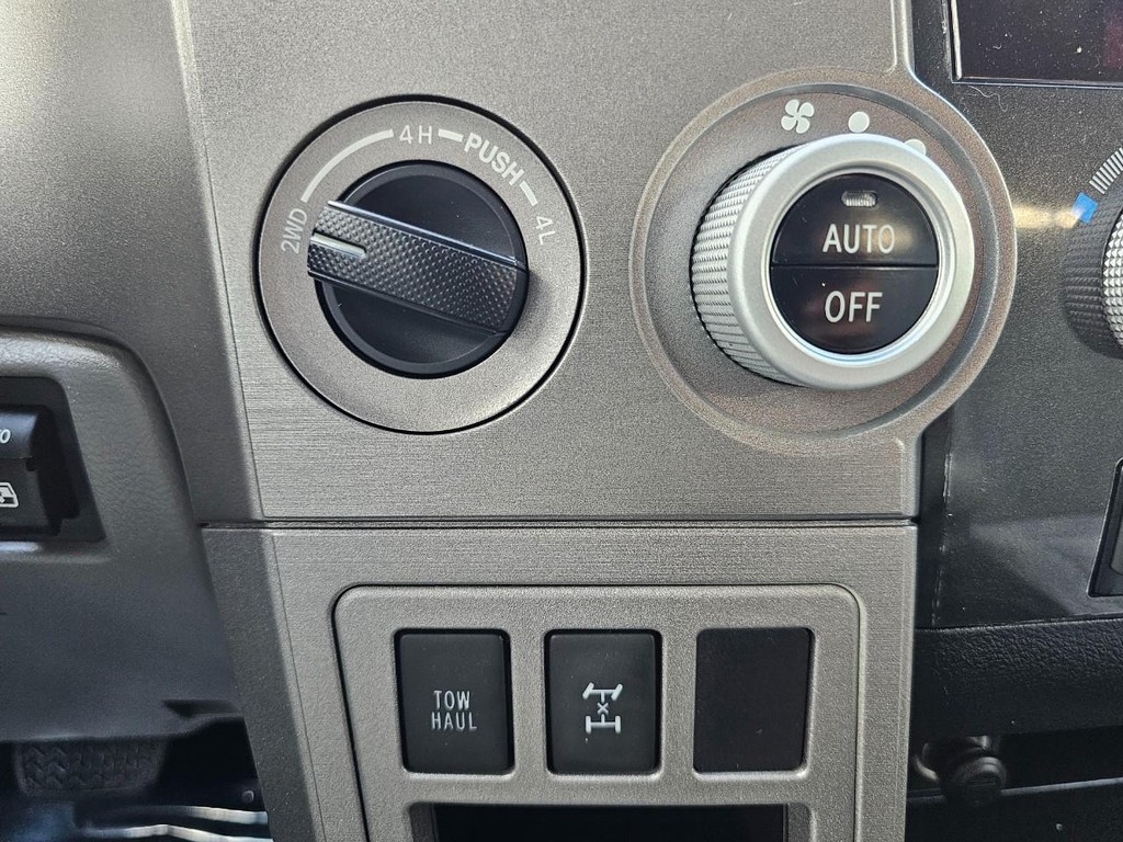 Toyota Sequoia Vehicle Full-screen Gallery Image 35