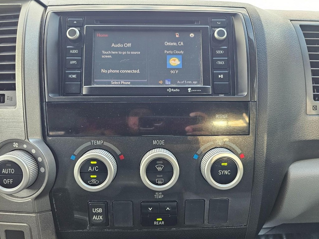 Toyota Sequoia Vehicle Full-screen Gallery Image 38