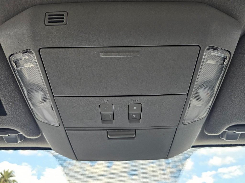 Toyota Sequoia Vehicle Full-screen Gallery Image 40