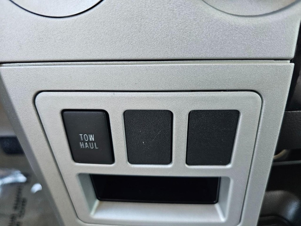 Toyota Tundra 4WD Truck Vehicle Full-screen Gallery Image 34