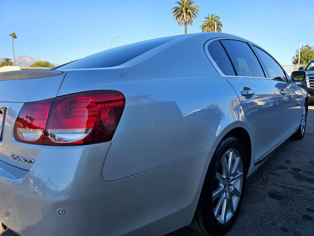 Lexus GS 300 Vehicle Full-screen Gallery Image 13