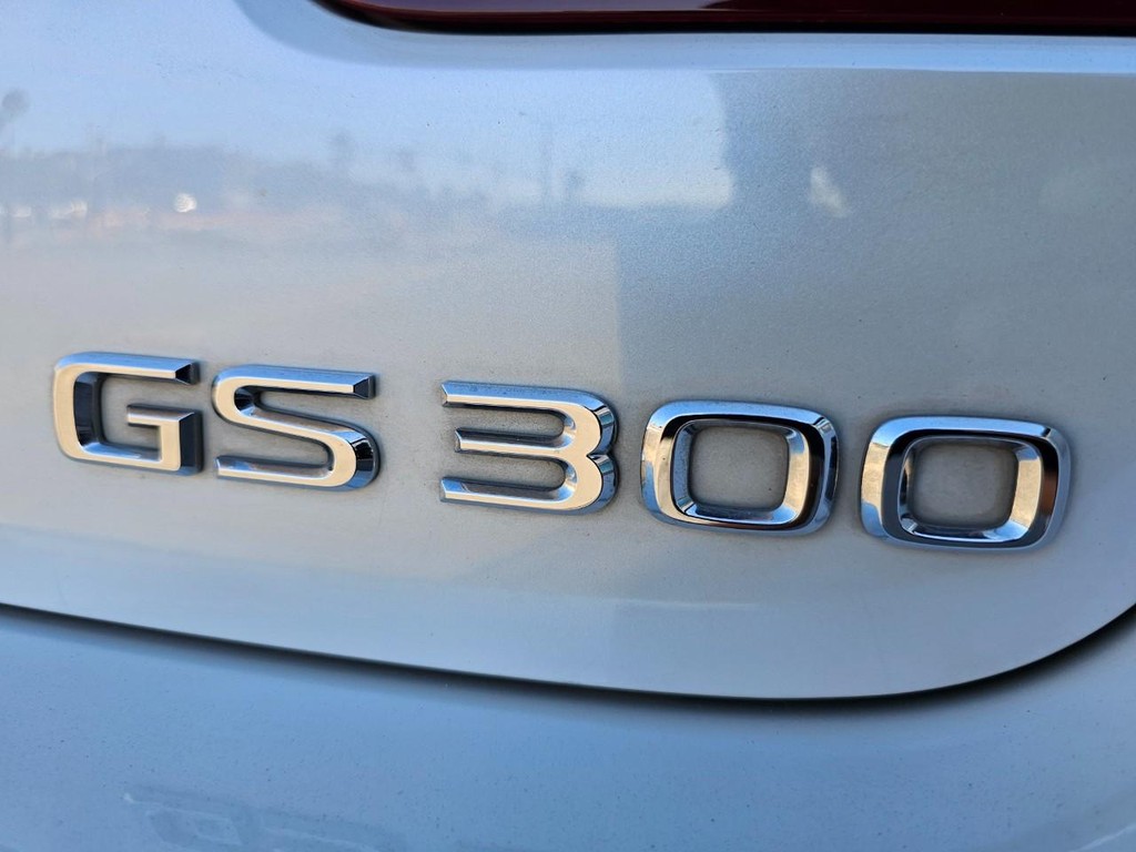 Lexus GS 300 Vehicle Full-screen Gallery Image 15
